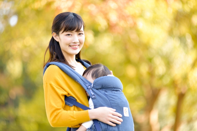 抱っこする女性